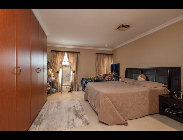 4 BEDROOM APARTMENT FOR SALE IN LA LUCIA